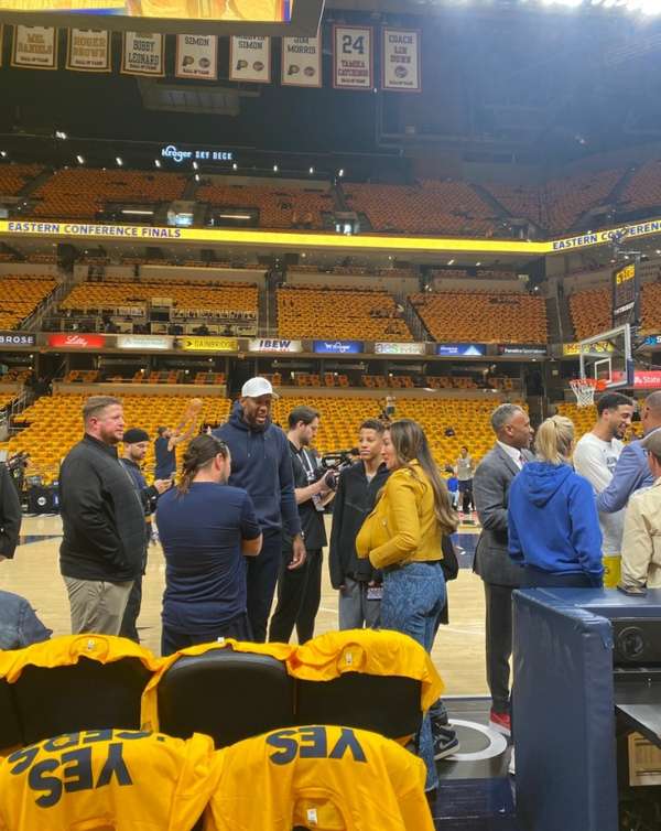 传奇回归!丹尼-格兰杰现身银行家生活球馆观战关键战役