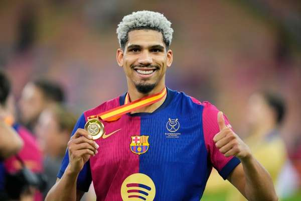 阿劳霍确认留队巴萨 乌拉圭中卫盼在弗里克麾下重获新生