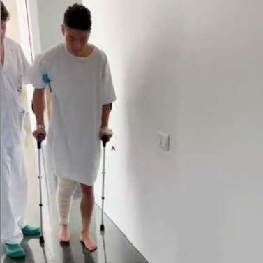 武磊飞赴西班牙完成二次膝盖手术 国际专家团队操刀术后康复